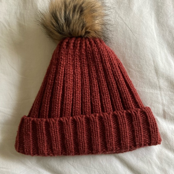 Dakine beanie with Faux Fur Pom - Picture 2 of 3